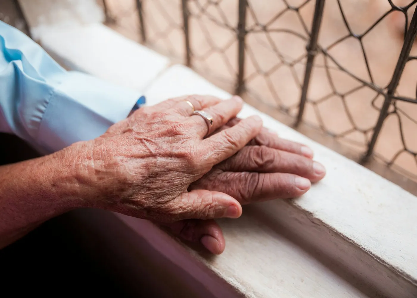 Eine ältere und eine jüngere Hand liegen ineinander