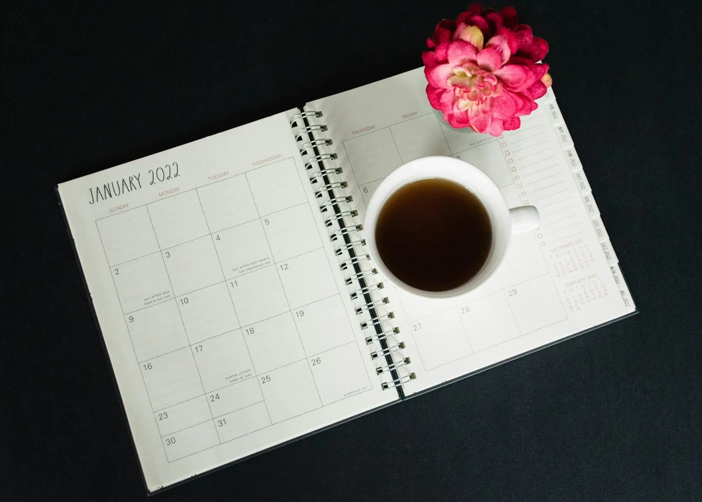 Kaffee und Kalender auf dem Schreibtisch
