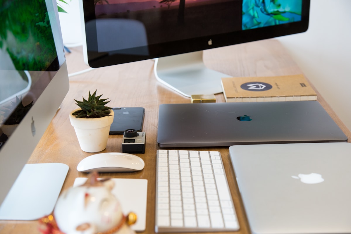 Laptop mit Designunterlagen auf dem Tisch