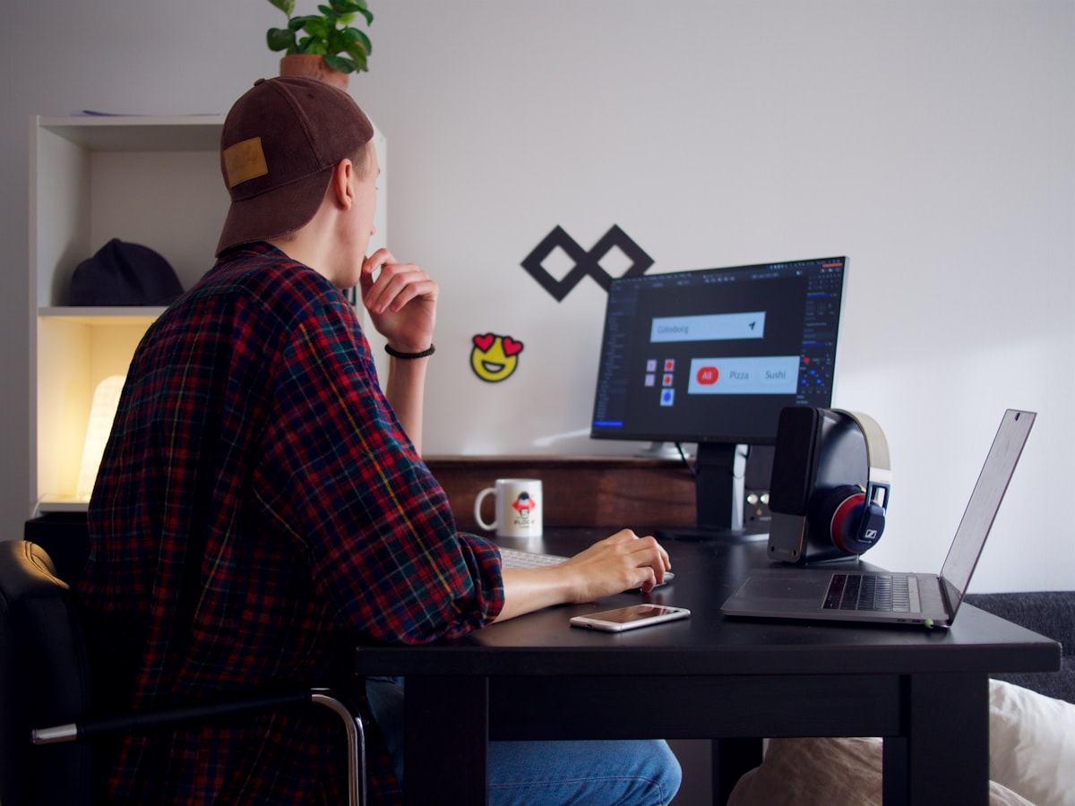Bildschirm mit Code und Designdarstellung